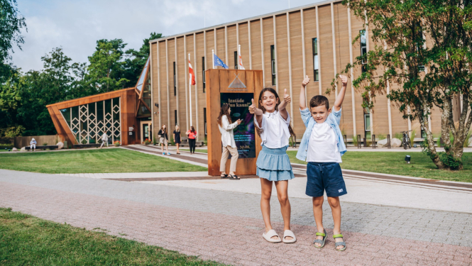 Bērni pie būves (muzeja)