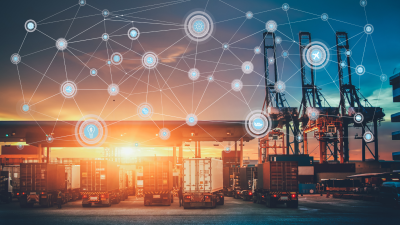 Attēlā redzamas fūres ostā, priekšplānā savstarpēji sasaistīti simboli, kas simbolizē eksportu