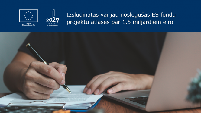 Izsludinātas vai jau noslēgušās ES fondu projektu atlases par 1,5 miljardiem eiro. Attēlā tuvplānā cilvēka rokas, rakstot